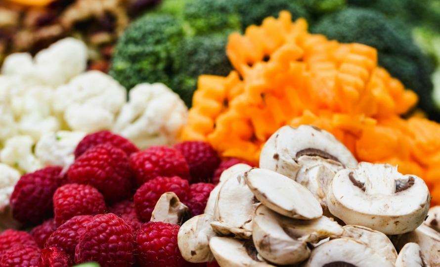 Fresh vegetables and berries that are good foods for your teeth